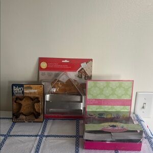 Wilton Ginger Bread House Cookie cutter set, Skull with cross bones